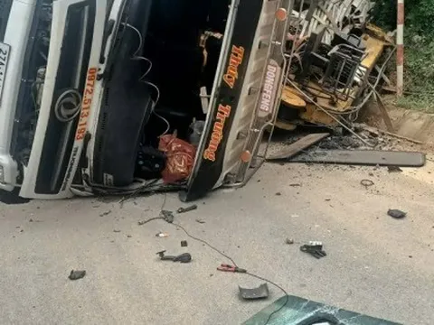 Rùng mình xem cảnh xe tải mất lái, va trúng người phụ nữ bán hoa quả ven đường khiến nạn nhân bị thương nặng