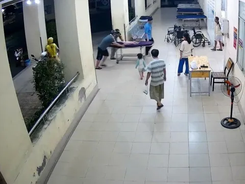 Người dân bế con tím tái kêu cứu, CSGT mở đường đưa bé gái 1 tuổi đi cấp cứu giữa đêm