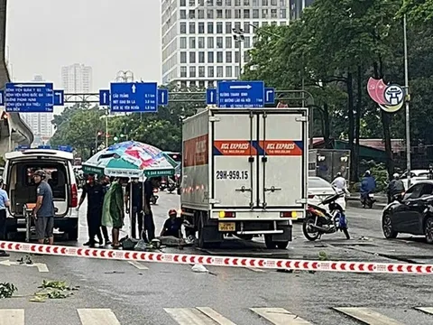 Hà Đông: Tai nạn kinh hoàng khiến 1 phụ nữ tử vong tại chỗ dưới gầm xe tải
