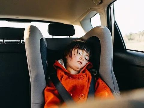 Bé trai 2 tuổi bị bỏ quên suốt 8 giờ trong ô tô giữa trời nắng nóng, hậu quả khiến ai cũng xót xa