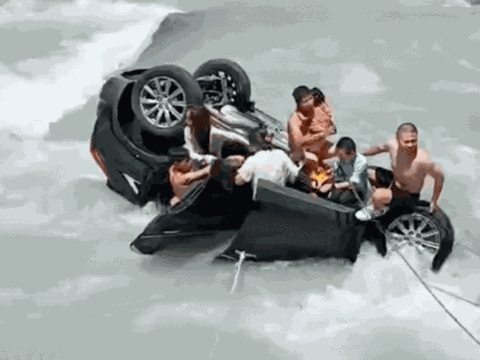 Clip: Ô tô chở 7 người mất lái lao xuống sông, bé gái 7 tuổi thiệt mạng, người dân liều mình giải cứu