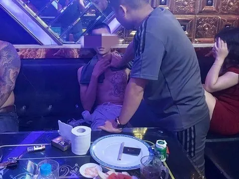 Cảnh sát ập vào bắt quả tang 3 nam thanh niên làm điều xấu sau cánh cửa phòng VIP quán karaoke