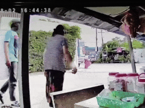 Clip: Cướp hụt dây chuyền, gã đàn ông chắp tay xin lỗi rồi... xin tiền, dân mạng "há hốc mồm" với cái kết