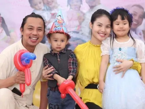 Chí Anh khoe mái ấm "đủ nếp đủ tẻ" với bà xã kém 20 tuổi, 2 con như "bản sao" thu nhỏ của bố mẹ