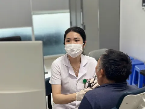 Vừa ăn vừa xem điện thoại, người đàn ông bị hóc xương cá, cắm sâu vào họng: Bác sĩ cảnh báo điều này