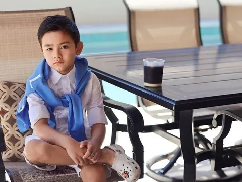 Con trai chuẩn thiếu gia nhà Đan Trường bước xuống xe hơi để giúp người nghèo khó, mẹ đại gia chứng kiến mà cảm động