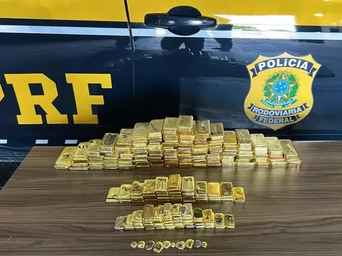 Dừng xe kiểm tra, cảnh sát sững sờ phát hiện hơn 100kg vàng giấu trong khoang bí mật của cặp đôi nổi tiếng mạng xã hội, hé lộ vụ việc khiến dư luận rúng động