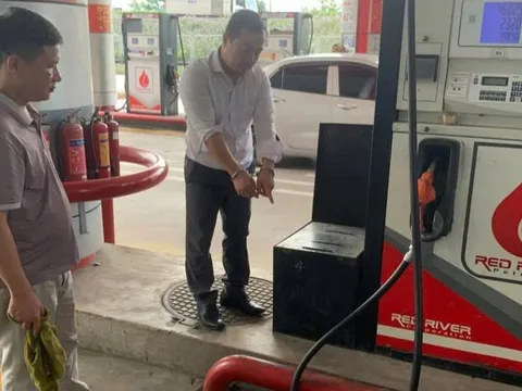 Hà Nội: Người đàn ông mua 7.000 đồng tiền xăng phóng hỏa căn hộ chung cư, lý do gây phẫn nộ