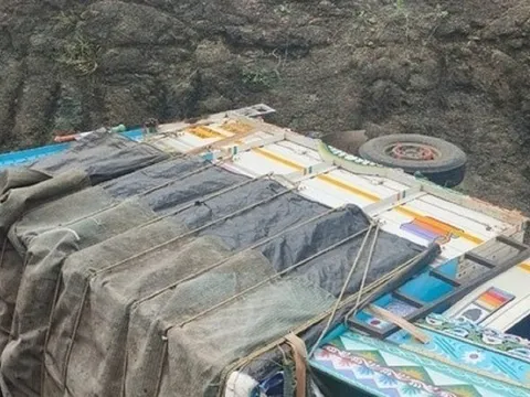 Xe chở đoàn phụ nữ và trẻ em bất ngờ mất lái, rơi xuống vực sâu khiến 8 người thiệt mạng, hàng chục người bị thương