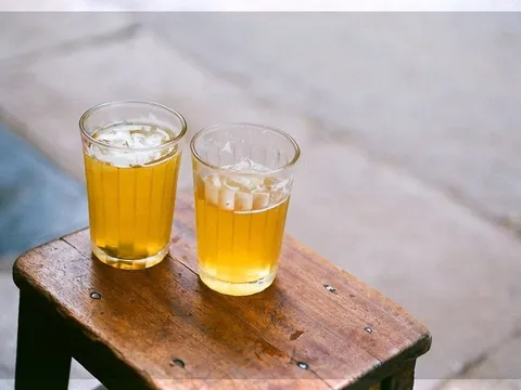 Trà đá vỉa hè: Thức uống quốc dân của mùa hè, nhưng cũng có thể là “kẻ thù giấu mặt” của sức khỏe