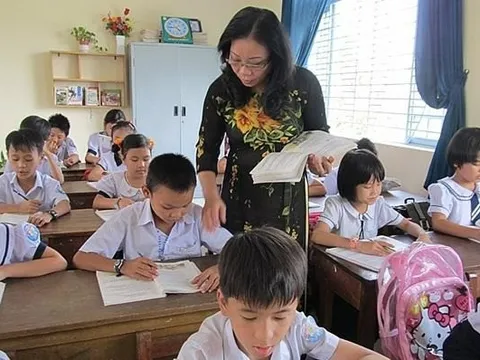 Từ năm 2025, tuổi nghỉ hưu của giáo viên sẽ được điều chỉnh tăng dần mỗi năm, nam và nữ có mốc khác nhau, đến 2035 mới đạt tuổi tối đa