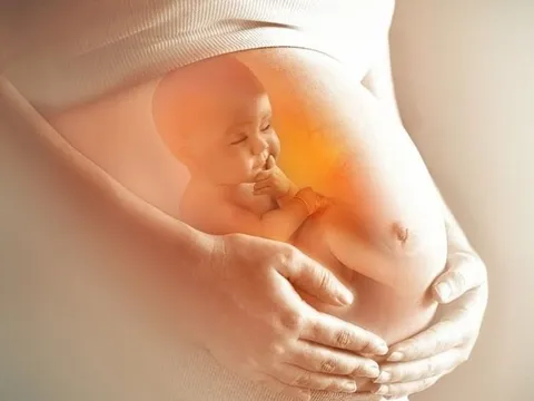 Nghĩ đường huyết chỉ “tăng nhẹ”, mẹ trẻ 24 tuổi khóc ngất khi bác sĩ báo tin mất con