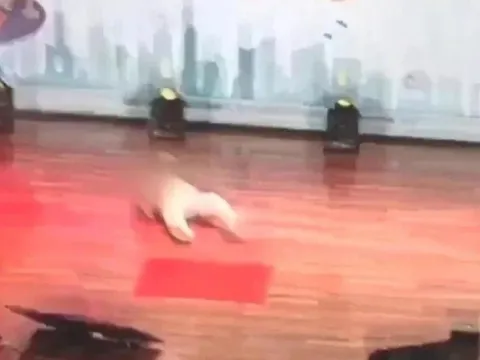 Cụ ông 83 tuổi bất ngờ ngã gục, qua đời khi đang hát trên sân khấu, để lại những chiếc cúp và tình yêu âm nhạc dang dở