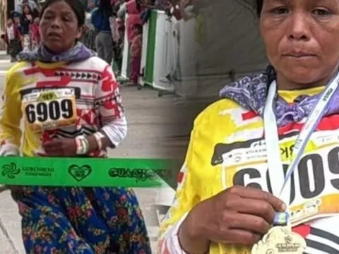 Đi bộ 14 tiếng để tới giải, người phụ nữ vẫn vô địch cuộc đua marathon 63 km chỉ với đôi dép cũ kỹ và chiếc váy truyền thống