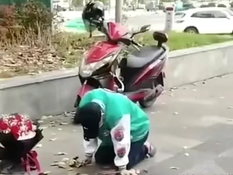 Chàng trai quỳ 21 tiếng cầu xin bạn gái cũ quay lại, bất chấp mưa gió và lời khuyên can của hàng chục người xung quanh