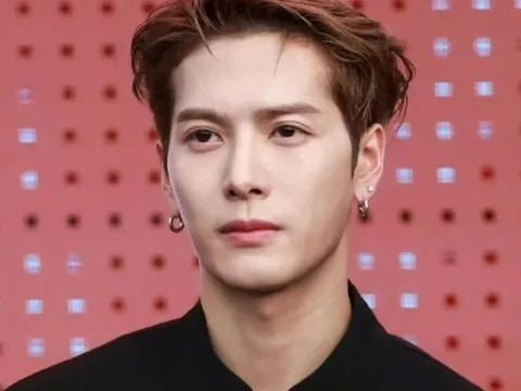 Nam ca sĩ nổi tiếng bất ngờ nhập viện giữa đêm vì ngộ độc thực phẩm, sự kiện ký tặng fan bị hủy khiến khán giả lo lắng