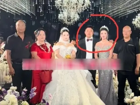 Mẹ chú rể chiếm trọn spotlight với váy đính đá và vương miện lộng lẫy, cô dâu bị lu mờ trong đám cưới của chính mình