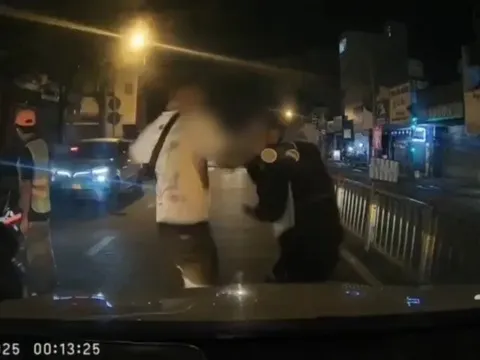 Hé lộ lời khai ban đầu của người đàn ông xăm trổ tự ngã vào đầu ô tô, đấm gãy sống mũi tài xế