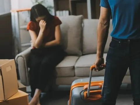 Người yêu đi du lịch cùng nhóm bạn, còn tôi bị gạt ra ngoài mà không hề hay biết