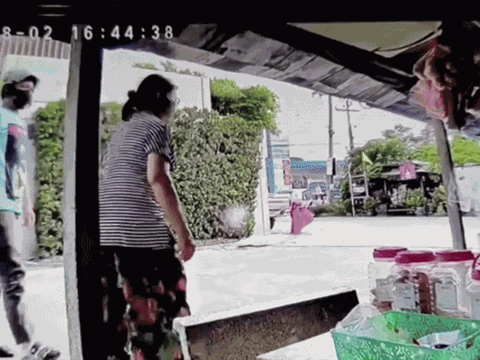 Vụ cướp kỳ lạ: Kẻ trộm giật hụt dây chuyền, lau nước mắt bỏ đi và hành động bất ngờ từ chính nạn nhân khiến ai cũng ngỡ ngàng