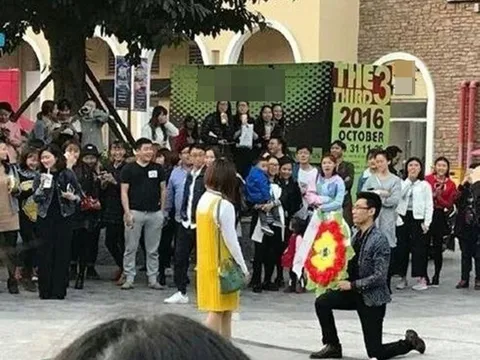 Tưởng màn cầu hôn ngọt ngào sẽ có cái kết đẹp, chàng trai ngơ ngác khi bị bạn gái tát liên tục vào mặt chỉ vì "món quà đặc biệt" này