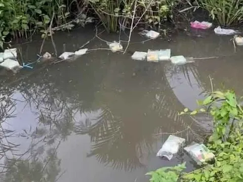 Dân làng sững sờ khi thấy hàng chục gói nilon nổi lềnh bềnh giữa dòng nước, bàng hoàng phát hiện thứ được giấu kín bên trong