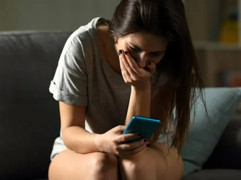 Một cú nhấp chuột vô tình đã khiến tôi rụng rời, hóa ra người đàn ông hiền lành tôi từng phản bội đã biết sự thật từ trước, chỉ là anh chọn im lặng