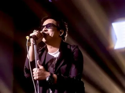 Nam ca sĩ đình đám Thái Lan bất ngờ ngã quỵ sau buổi diễn, vợ bật khóc tiết lộ tình trạng khiến ai cũng lo lắng