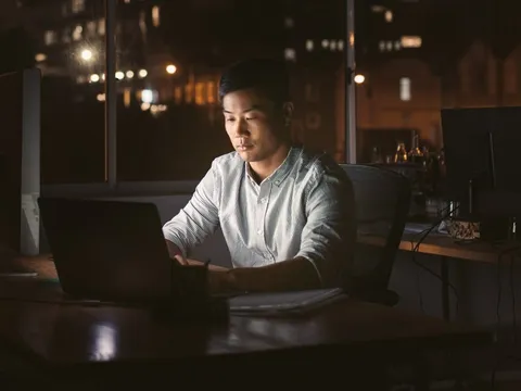 Làm thêm đến nửa đêm vẫn chưa chắc đã có lương, công ty Trung Quốc tung "bảng vàng" tôn vinh nhân viên "tận tụy" khiến dân mạng phẫn nộ