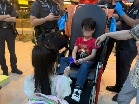 Thấy con gái bị đẩy ngã, người cha mất bình tĩnh, vung tay tát bé trai 6 tuổi ngay giữa TTTM