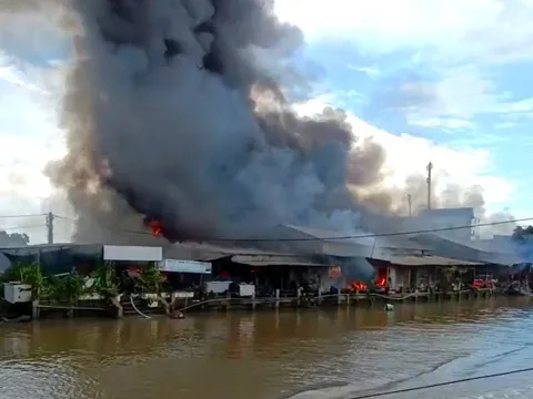Người đàn ông ghen tuông chém “vợ hờ”, phóng hỏa khiến 56 ki-ốt ở Cà Mau chìm trong biển lửa: Hé lộ nguyên nhân ban đầu
