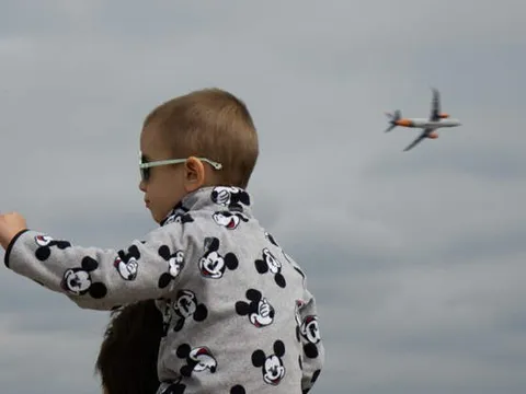 Cặp vợ chồng gây phẫn nộ khi bỏ rơi con trai 10 tuổi ở sân bay, nghe lý do ai cũng ngán ngẩm