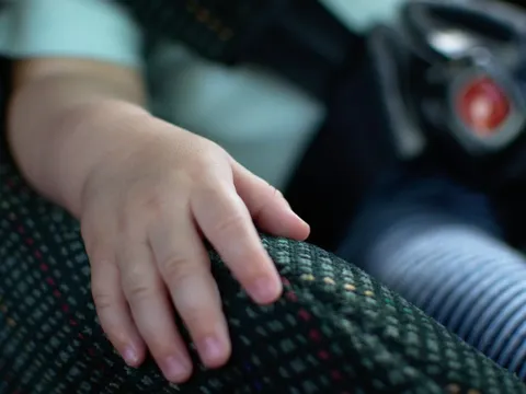 Bé gái 5 tuổi vô tình hạ ghế khiến em trai 2 tuổi tử vong, cha mẹ đòi bồi thường gần 6,9 tỷ đồng nhưng quyết định của tòa mới là điều đáng chú ý