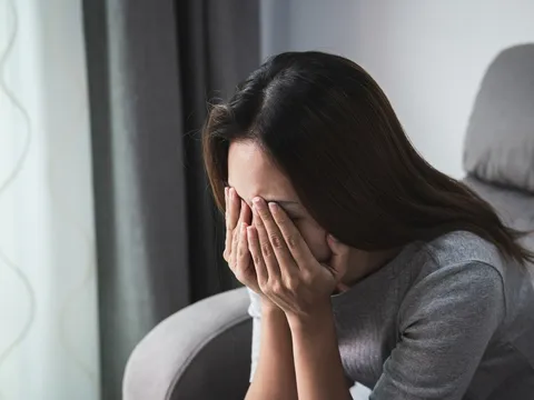 Chồng đi làm xa ba năm gửi tiền nhờ chị gái giữ hộ, đến khi con nhập viện tôi mới bàng hoàng biết sự thật