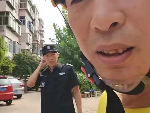 Ông bố shipper bị chính con trai làm bảo vệ thẳng tay chặn lại, màn đối đáp khiến dân mạng vừa cười vừa xúc động