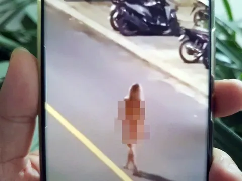 Camera ghi lại hình ảnh cô gái khỏa thân đi giữa đường phố Nha Trang, còn xô ngã xe máy khiến ai nấy sững sờ