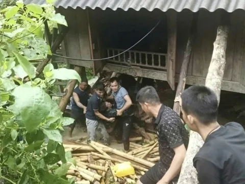 Clip xúc động: Cảnh sát Thanh Hóa lao mô tô nước vào dòng lũ cuốn, cứu người đàn ông chới với giữa dòng xoáy
