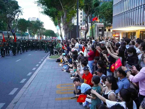 Nhiều người xếp hàng xem diễu binh trong mưa lạnh, bác sĩ cảnh báo điều này