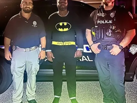 "Người dơi" lao ra "bắt sống" kẻ trộm đang lục lọi gara khiến dân mạng cười nghiêng ngả