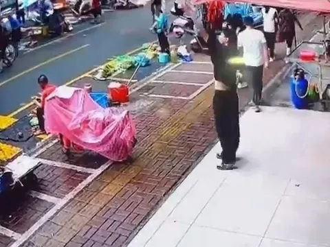 Chia tay bạn gái trong đau khổ, người đàn ông ném hơn 55 triệu đồng tiền mặt giữa phố khiến ai nhìn cũng sững sờ