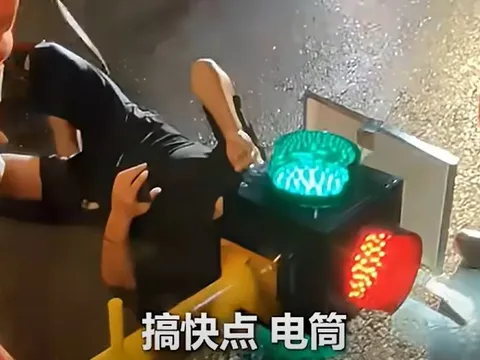 Clip hy hữu: Lái xe thiếu quan sát, người đàn ông nằm giữa đường với cái đầu kẹt chặt trong... cột đèn giao thông