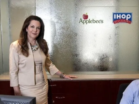 Từng bị gạt khỏi ghế CEO, người phụ nữ khiến cả giới kinh doanh ngỡ ngàng khi trở thành "bà chủ" và “đuổi việc” chính sếp mình