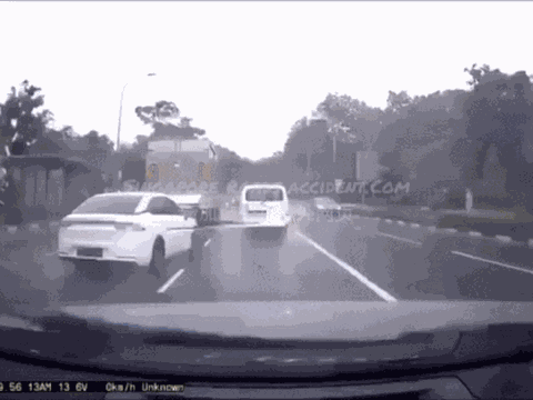 Camera ghi lại cảnh xe con lao ngược chiều tông trực diện vào xe tải, cú va chạm khiến đầu xe nát bét, tài xế mắc kẹt