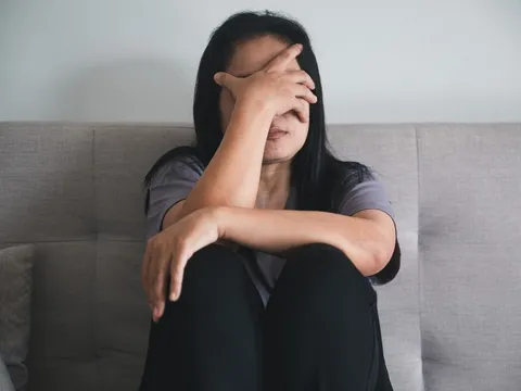 Ngủ khỏa thân trong căn hộ cao cấp, vợ bất ngờ bị thợ lau kính nhìn thấy, 4 tháng sau rơi vào trầm cảm khiến chồng uất ức đòi công bằng