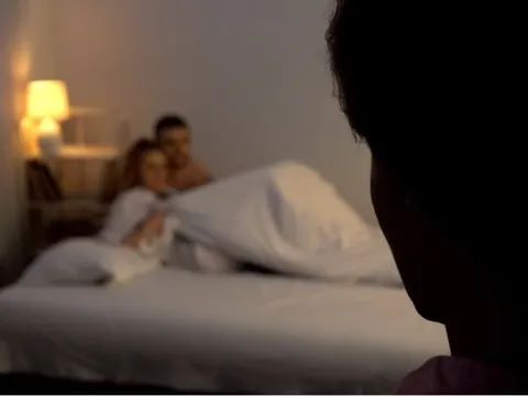 Ngoại tình bị bố chồng bắt quả tang, tôi run rẩy cầu xin và ông chỉ đưa ra một yêu cầu khiến tôi bật khóc