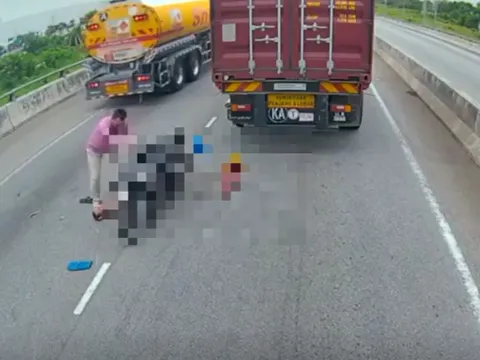 Khoảnh khắc đau thương: Người vợ tử vong dưới bánh xe container, người chồng quỳ gục gào khóc giữa đường