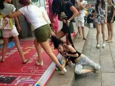 Tôi lao vào đánh ghen giữa phố khi bắt gặp chồng hạnh phúc bên "tiểu tam", để rồi nhận ra mình mới là kẻ thua cuộc