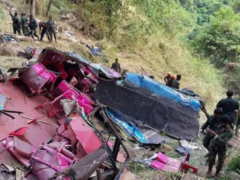 Đau lòng hiện trường vụ xe buýt mất lái lao thẳng xuống vực sâu 300m, ít nhất 15 người thiệt mạng, có cả trẻ em
