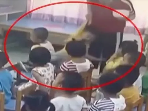 Con đi học bị ngã, phụ huynh đến trường kiểm tra camera thì tá hỏa trước lời nói dối của cô giáo, vội báo công an