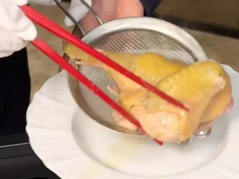 Ăn nửa con gà mà mất gần 7,4 triệu đồng, thực khách “tố” nhà hàng Thượng Hải chặt chém, lời giải thích càng khiến dư luận xôn xao